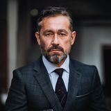 淫乱小镇创始人兼CEO镇长头像，成熟稳重的中年男性，专业商务形象